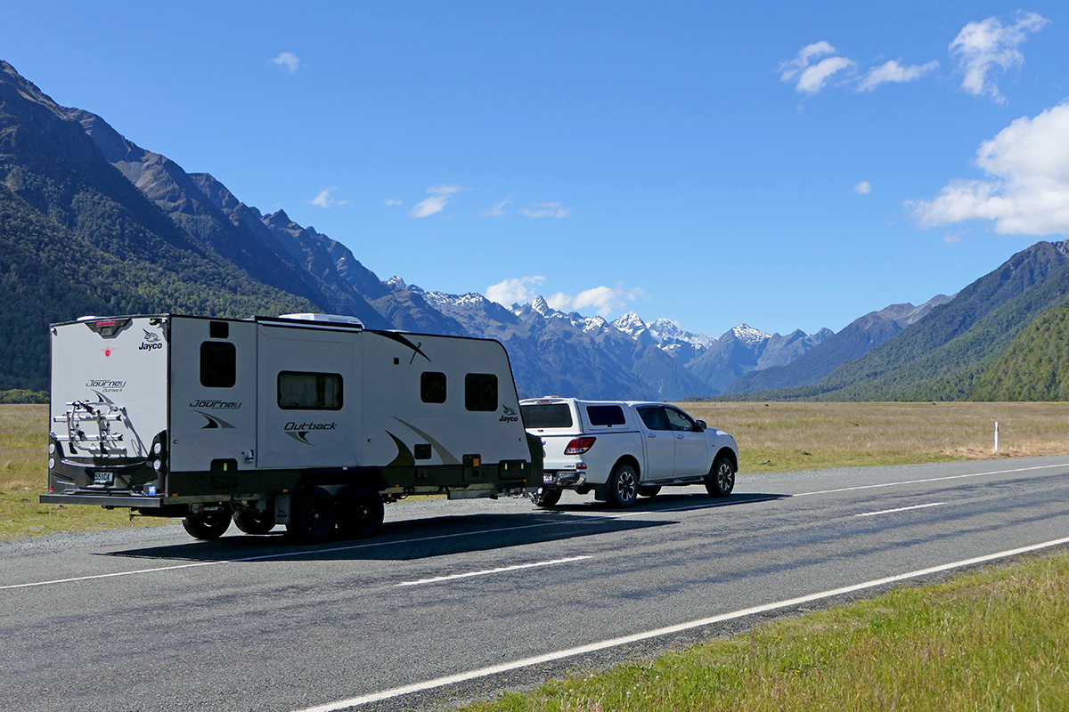 Day 5 Image 1 Looking up the stunning Eglinton Valley on teh MIlford Road credit bennettandslater.co.nz WEB