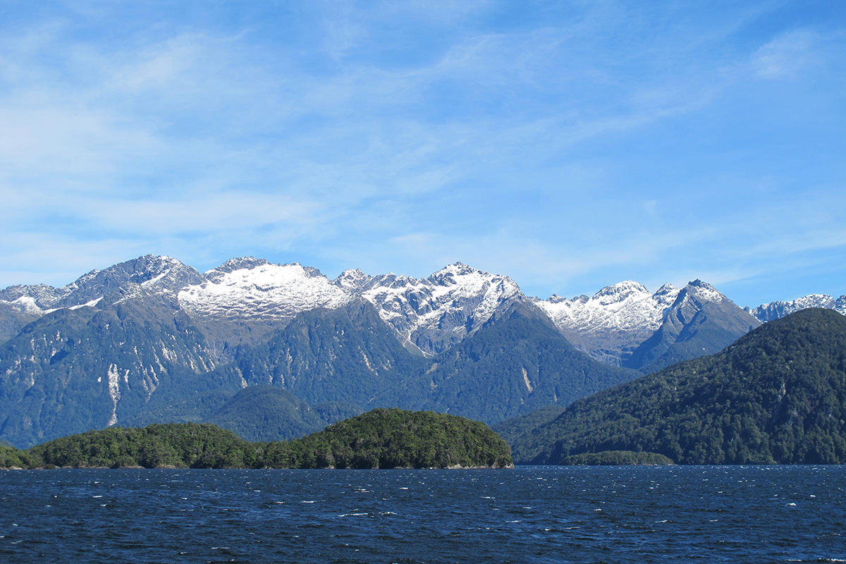 Day 7 Image 1 Lake Manapouri arguably New Zealands loveliest lake credit bennettandslater.co.nz WEB