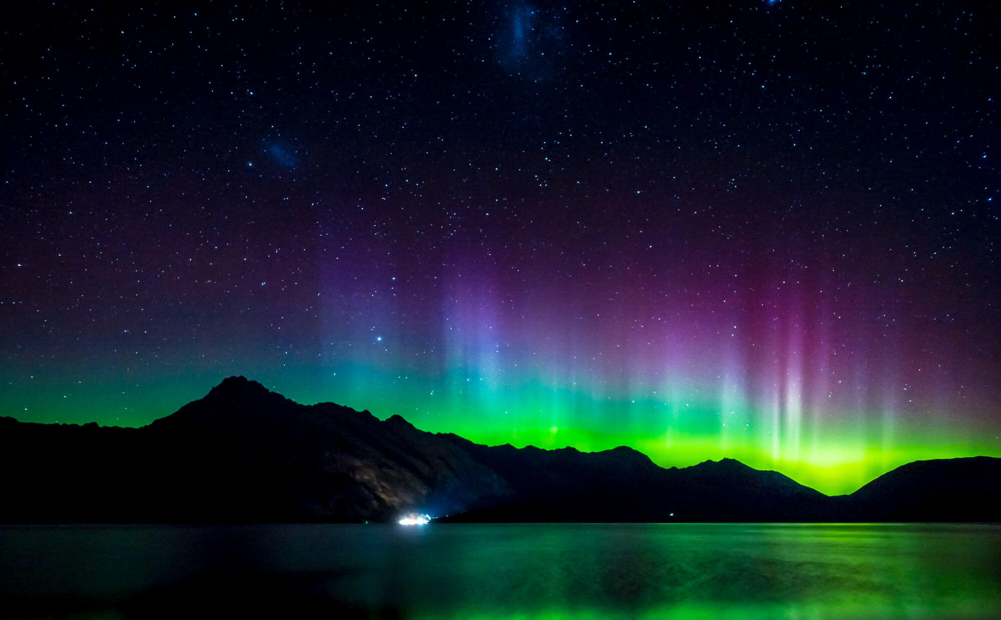 lake wakatipu aurora